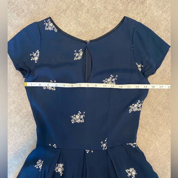 BLUE AND WHITE FLORAL PRINT REFORMATION MINI DRESS - Picture 7 of 9